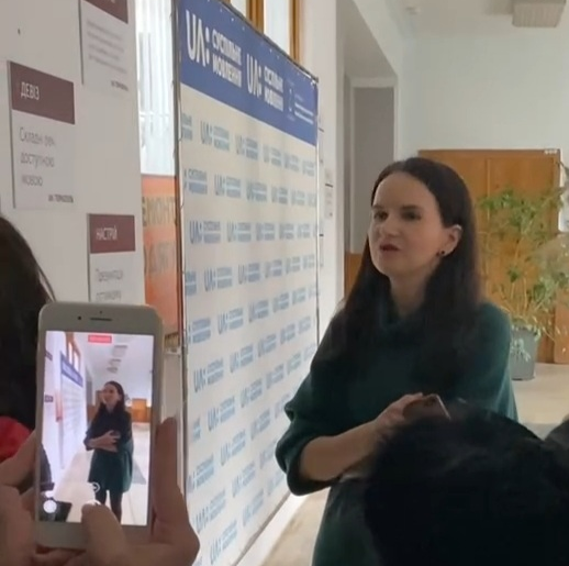 Ведуча телеканалу Людмила Путькалець розпоовідає студентам  про стандарти журналістики